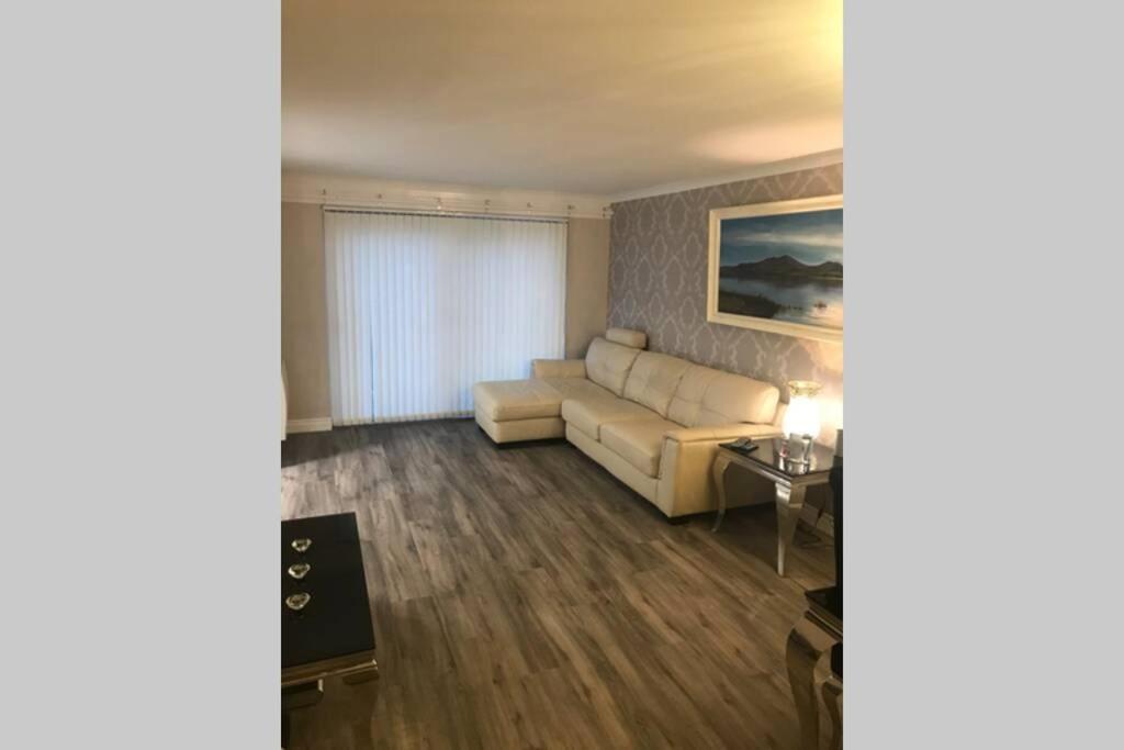 Largs Sea Front, Modern Apartment المظهر الخارجي الصورة